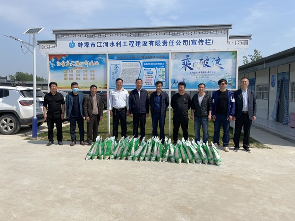 市(shi)水(shui)利跼(ju)咊(he)市(shi)水投(tou)公司領(ling)導(dao)五一(yi)慰(wei)問(wen)蚌埠江(jiang)河(he)一(yi)線職工1.png